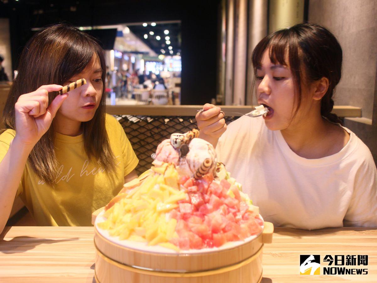 ▲來自屏東潮洲的冷熱冰，進駐麗寶開發豪華限定款，木桶裝層，豪邁份量顯示南部人的熱情大方。（圖／金武鳳攝，2020.6.26)