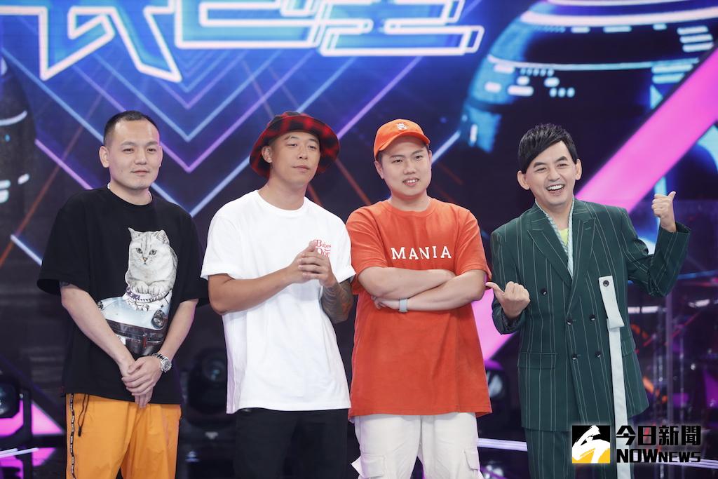 ▲春風（左起）、健志、洋蔥和黃子佼一搭一唱，效果十足。（圖／特約記者林敬原攝）