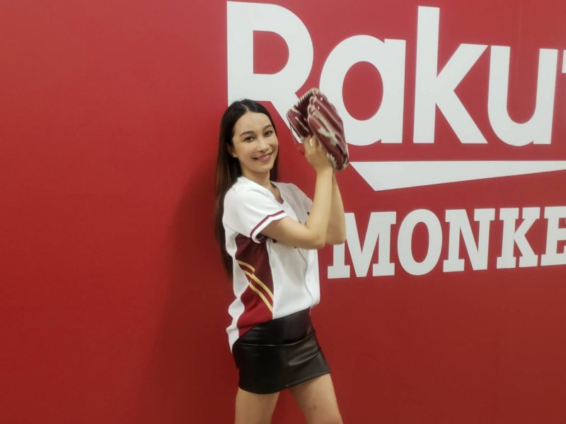▲女星張東晴前來桃園棒球場為樂天開球。(圖/黃建霖攝)