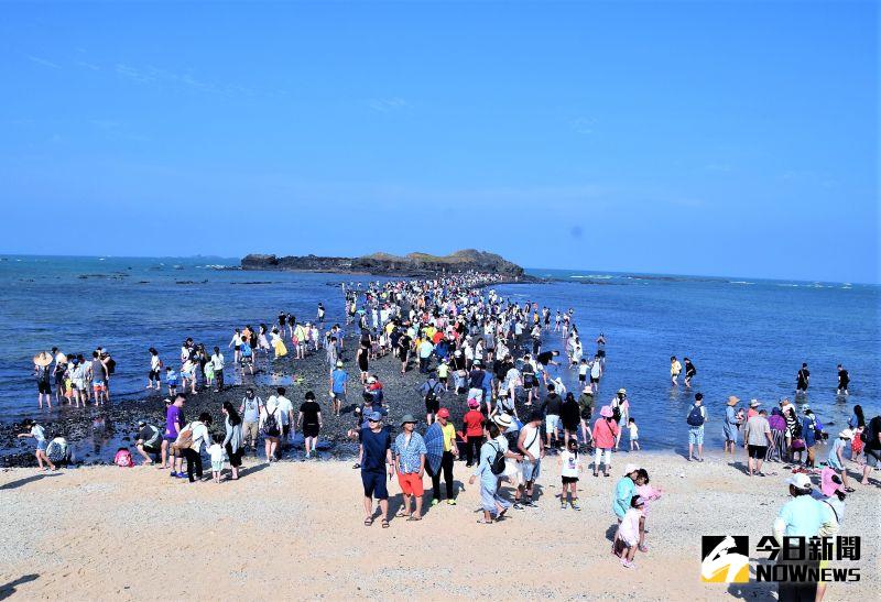 ▲因為交通部觀光局對於國際旅遊尚未開放,使得暑假期間的出國人潮,全部轉移到澎湖這樣「偽出國」的海島度假模式。(圖/記者張塵攝,2020.06.26)