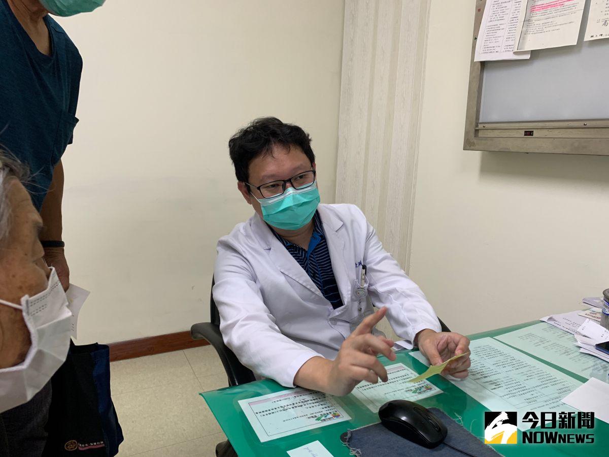 ▲林嶸洲說，曾姓婦人表示最近食慾不振、頭暈及左半身肢體發麻，對話時也有發音困難的跡象。（圖／記者陳雅芳翻攝，2020.06.26）