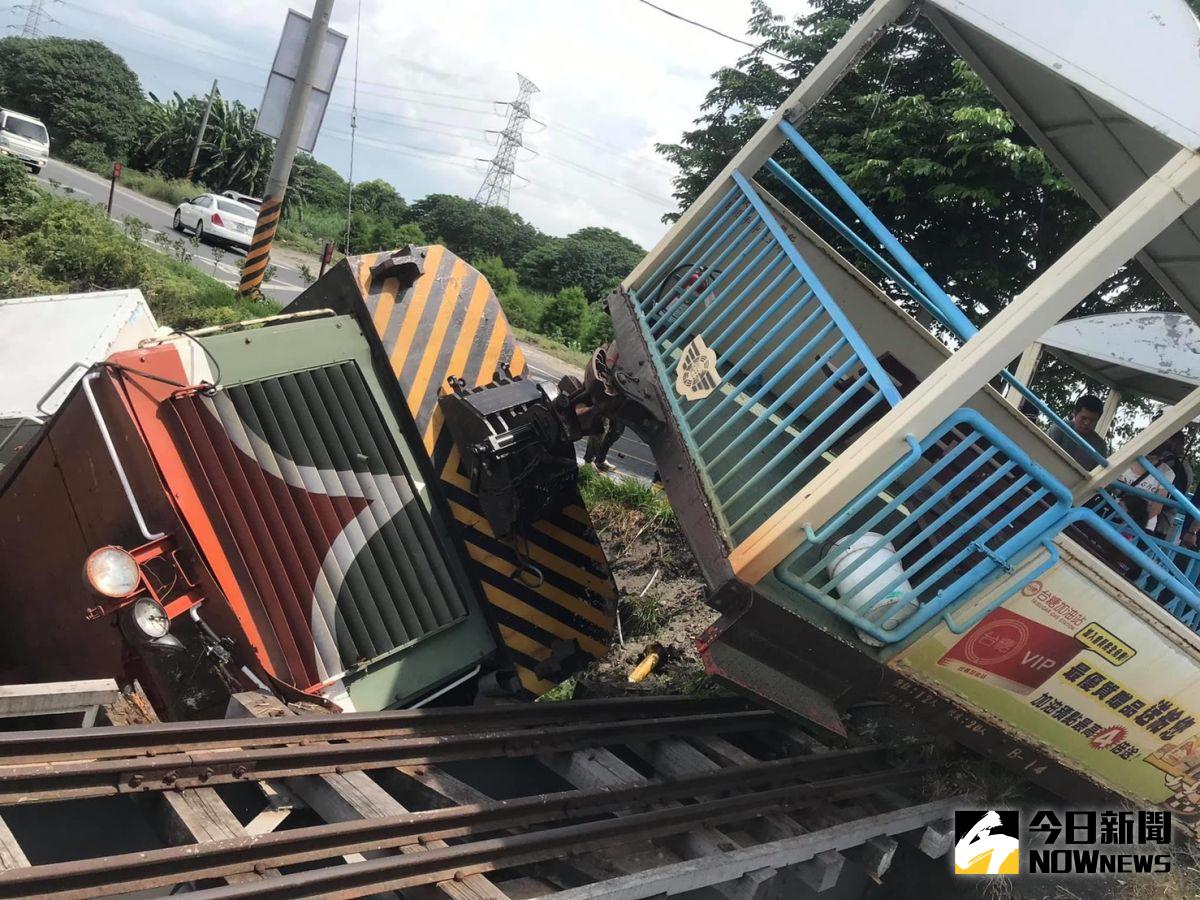 ▲一列載有遊客溪湖糖廠的台糖小火車，行經東螺溪堤岸道路平交道時，與小貨車發生撞擊，導致火車頭和多節車廂翻覆。（圖／記者陳雅芳攝，2020.06.26）