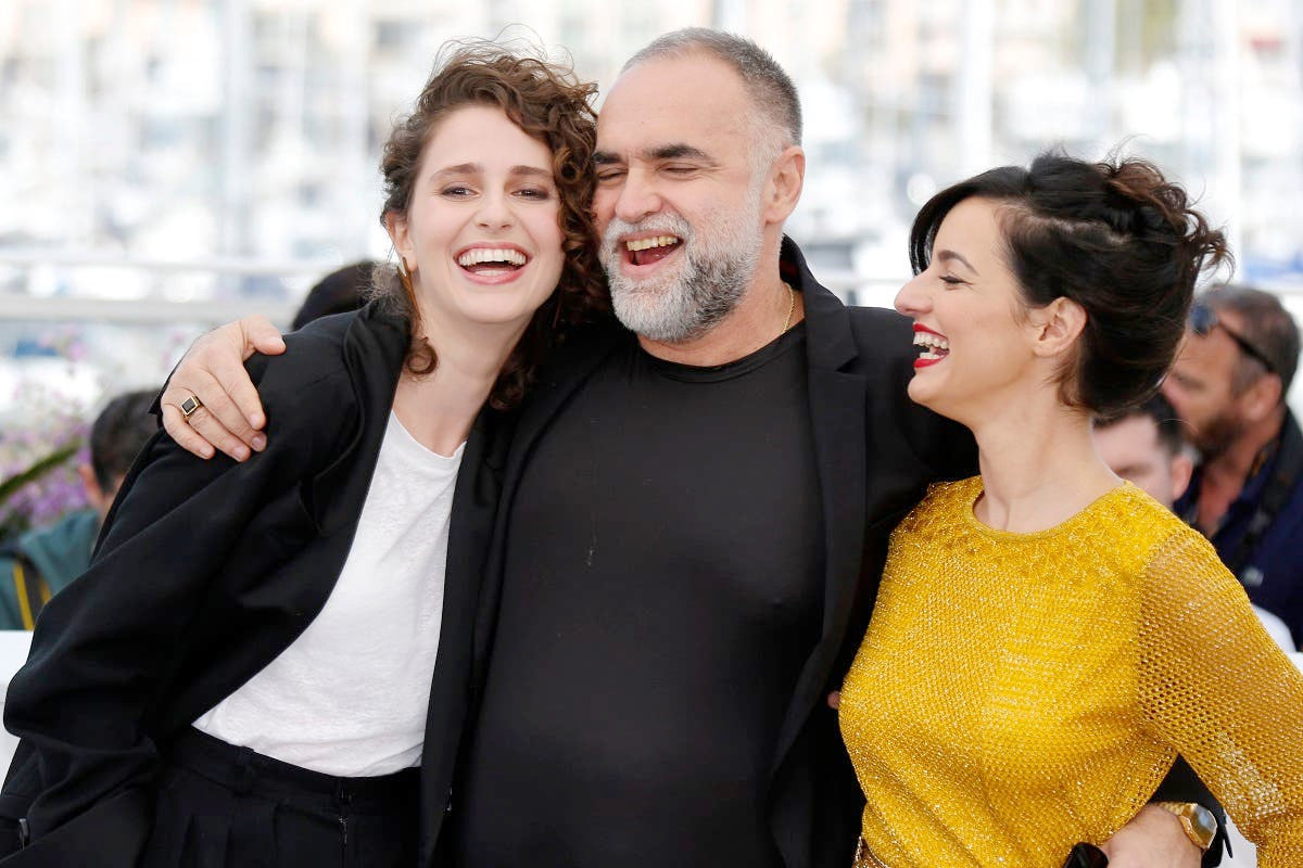 ▲「妹妹」卡蘿杜瓦茲（左）和「姊姊」尤莉亞史托克（右）一起得獎。（圖／海鵬）