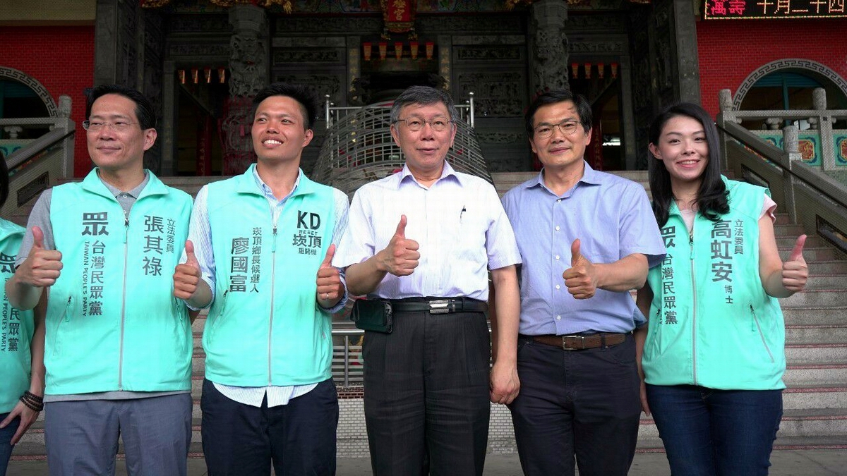 ▲台北市長柯文哲南下屏東崁頂，與在地青年農民座談，為在地農業找一條更好的道路，更力讚無黨籍崁頂鄉長候選人廖國富，希望以台大環境農業出身的專業和對故鄉熱忱，讓崁頂農產及屏東農業能在全國的舞台發光，振興在地經濟。（圖／記者黃正忠翻攝, 2020.06.26）