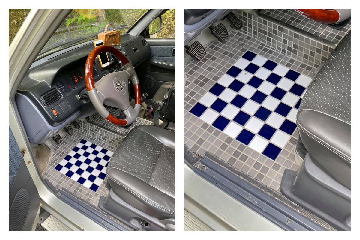 ▲網友分享汽車改裝的腳踏墊，設計成古早味浴室磁磚的模樣，讓大家笑翻。（圖／翻攝自爆廢公社臉書）