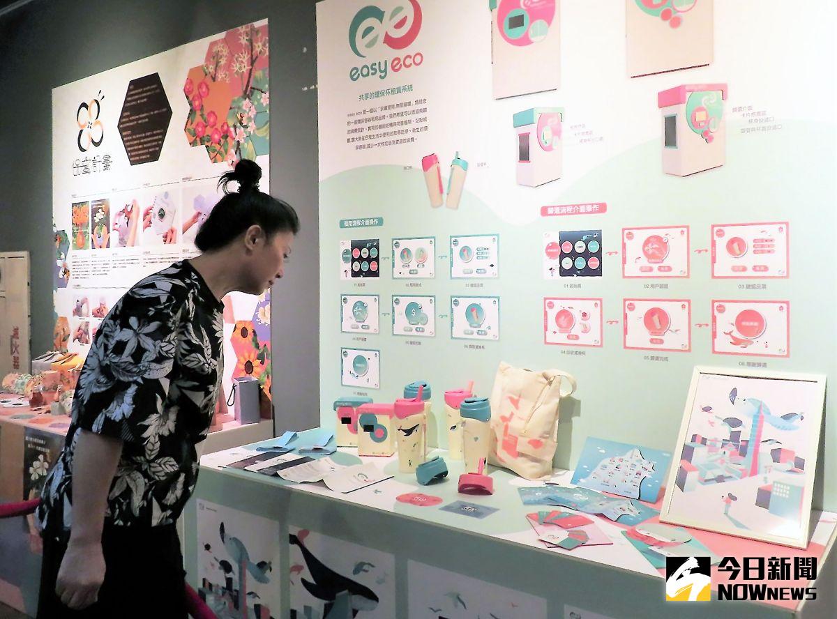 ▲新北市青少年圖書館與在地的景文科大視覺系合作，將今年畢業生參加「金點新秀設計獎」的入圍作品搬到圖書館，讓圖書館變成藝文展場。（圖／記者陳志仁攝影）