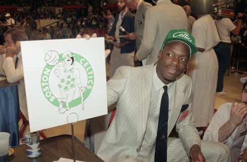 ▲1986年選秀榜眼拜亞斯（Len Bias）被視為柏德（Larry Bird）的接班人，卻在被波士頓塞爾提克（Boston Celtics）選中後不到48小時，因吸食純度極高的古柯鹼過量暴斃。（圖／美聯社／達志影像）