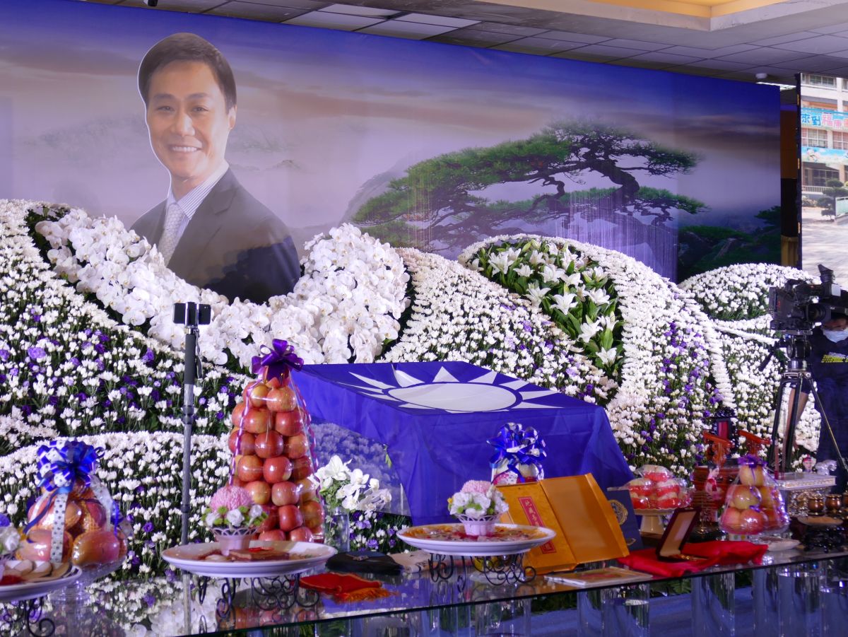 ▲高雄市前議長許崑源的告別式今(27)日上午舉行，黨政商界群聚高市殯儀館景行廳為其送行，備極哀榮。(圖／高市議會提供)