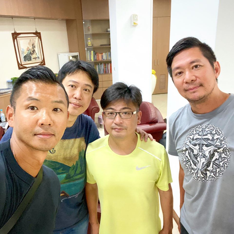 ▲陳建州（左一）拜會籃協理事長謝典霖（右二）和副秘書長李雲翔（右一），盼促成「共好盃」。（圖／取自黑人陳建州臉書）