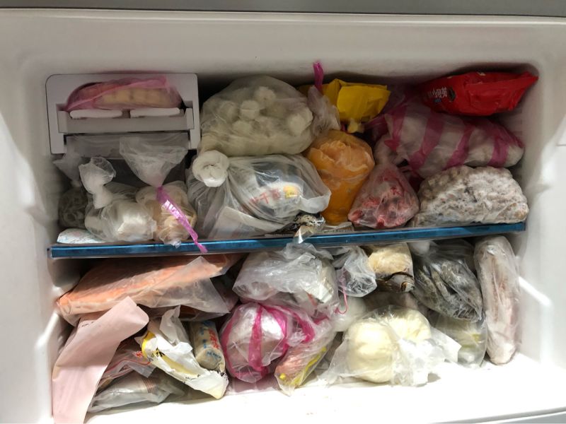 ▲只見冰箱中被塞滿了各式各樣的食物,就連置冰盒上面都不放過。(圖/翻攝自