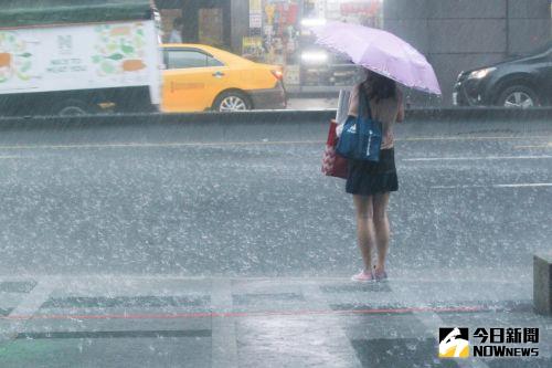 啟動多雨模式！全台躲不過「一圖看週末天氣」　苗栗日雨量飆破百
