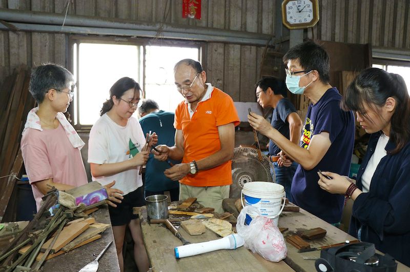 ▲陳佐民老師(中)傳承技藝。(圖/嘉義市政府提供)