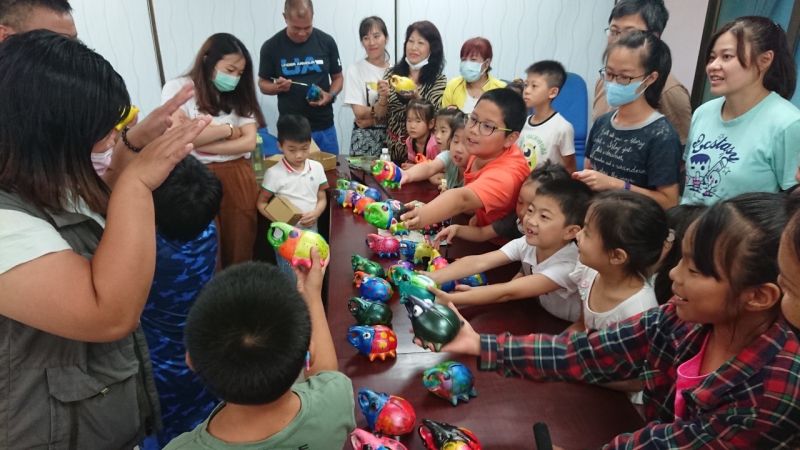 ▲透過彩繪撲滿,讓新住民瞭解金門昆蟲多樣性。(圖/移民署金門服務站提供)