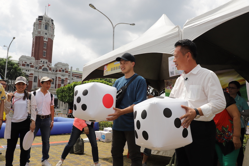 ▲翁章梁北上現身百匯農市集，推廣嘉義農產品（圖/嘉義縣政府提供）