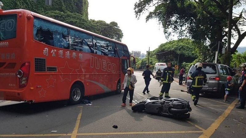 遊覽車、箱型車與機車連環撞!陽明山車禍7人受傷送醫