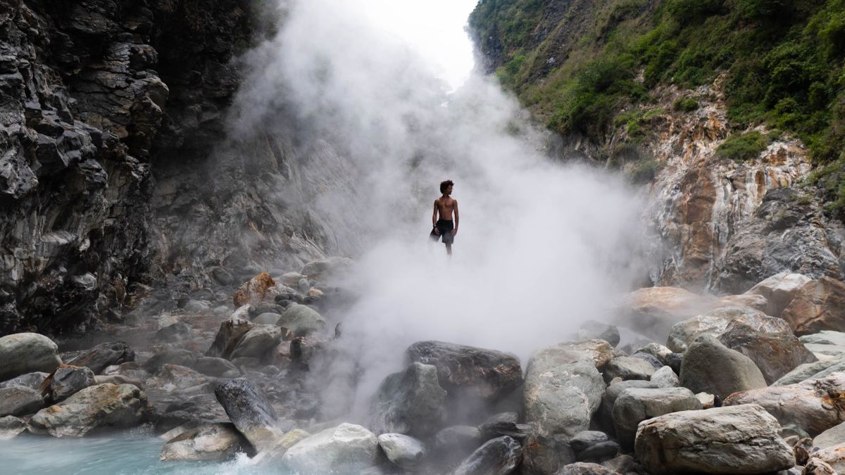▲他特別來到台東尋訪藏在深山內有著充滿仙氣「地熱谷噴煙」景緻的轆轆溫泉。（圖｜Natalie提供）