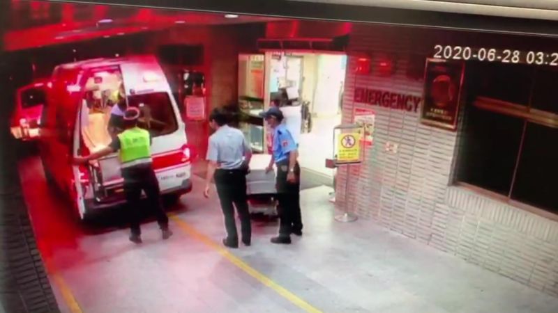 ▲台中市警察局第二分局偵查隊到李男住處進行蒐證,過程中員警被嫌犯開槍射傷,受傷員警送醫救治。(圖/記者陳雅芳翻攝,2020.06.28)