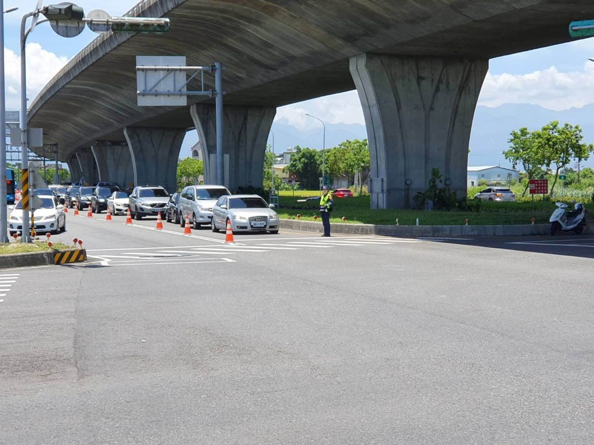 ▲國5匝道現收假車潮，員警在烈日下揮汗指揮交通。（圖／宜蘭縣警局提供)