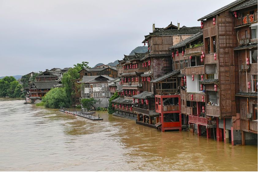 ▲貴州連日大雨，凱里市下司古鎮受到積水波及。（圖／翻攝自中國《財新網》）