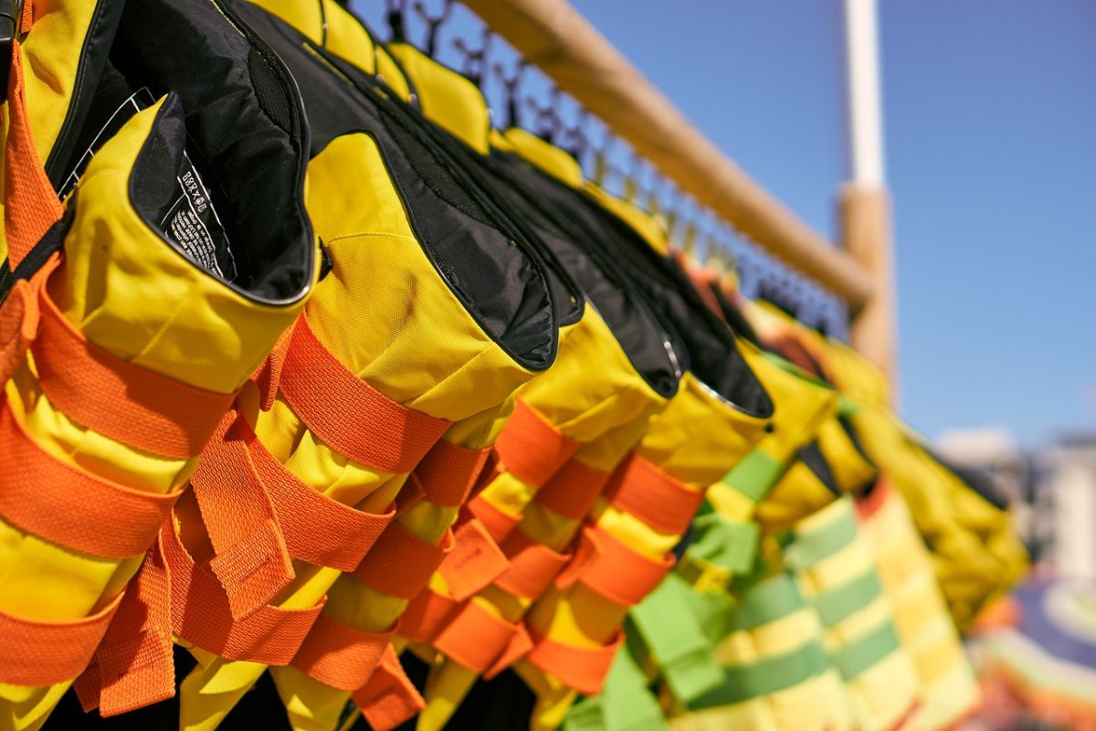 ▲救生衣是到溪邊戲水的必要配備。（圖／翻攝自 Pixabay）