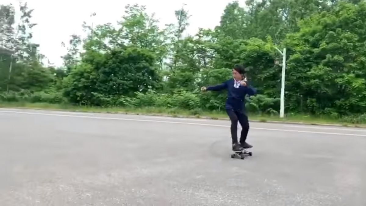 ▲梁朝偉「玩滑板」慶生。（圖／翻攝劉嘉玲IG）