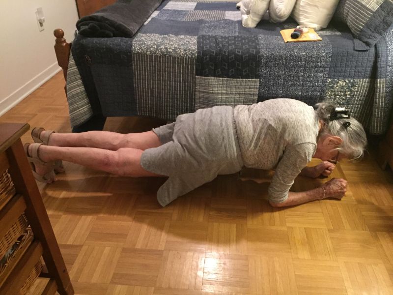 ▲國外網友分享自己百歲祖母還能輕鬆做棒式。（圖／翻攝自 Reddit ）
