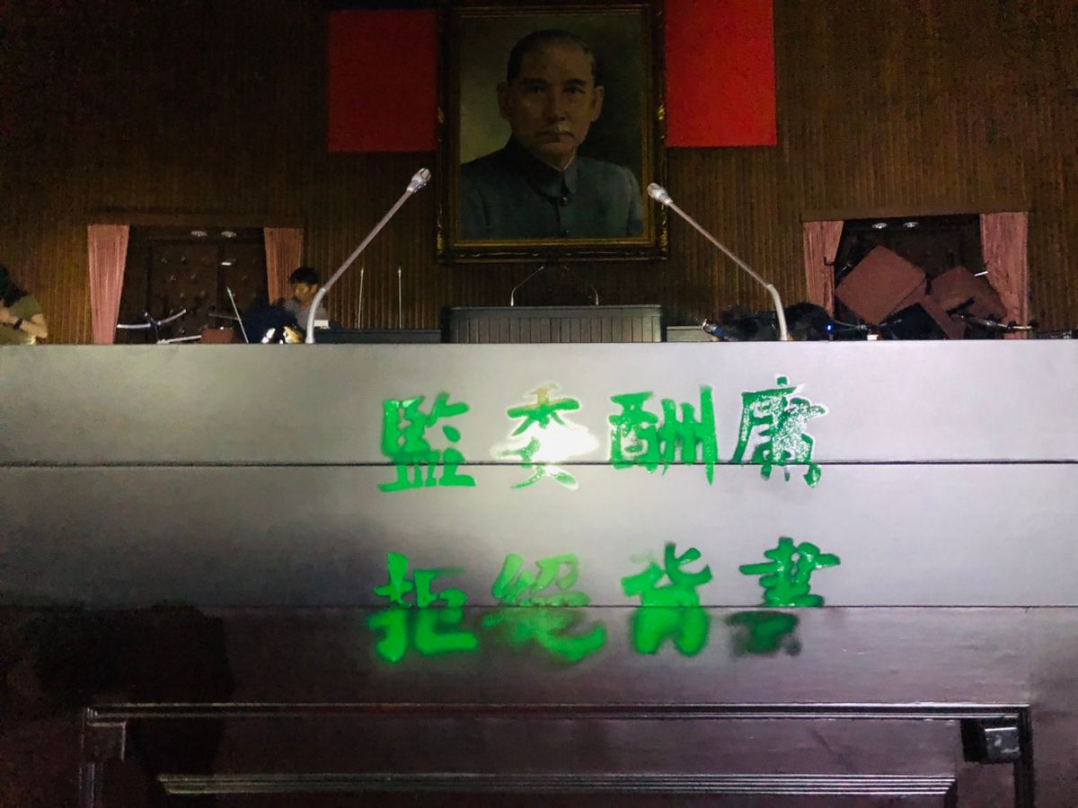 ▲立法院召開臨時會的前一天（28日），國民黨立委們為了抗議總統提名監察委員人選，罷佔了立法院議場。（圖／立委洪孟楷辦公室提供）