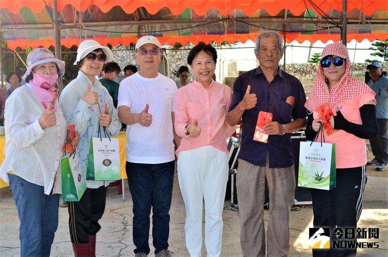▲「白膜花生」農業體驗營活動還安排有掘土頭與剝花生比賽,分別由林垂昆與蘇秀杏獲得第一名。(圖/記者張塵攝,2020.06.28)