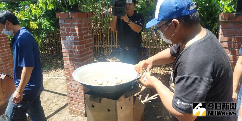 ▲芬園鄉德興社區發展協會舉辦「芬園在地農場體驗」活動，現場水煮雞蛋。（圖／記者陳雅芳攝，2020.06.28）