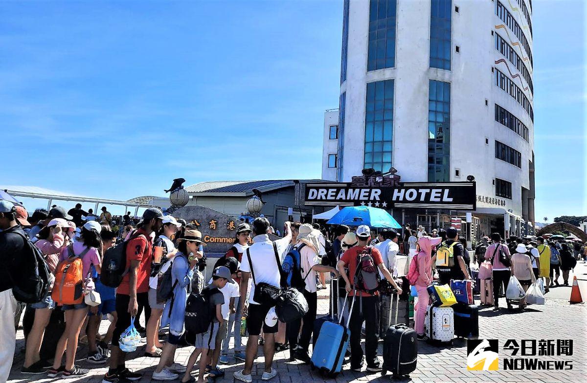 ▲澎湖端午假期最後一天交通部所屬單位接連出包，馬公港港務大樓通關口只開放一個通道，讓幾千名旅客提著大小包行李等通關，痛批交通部這些高官不知道在幹嘛。（圖／記者張塵攝，2020.06.28）