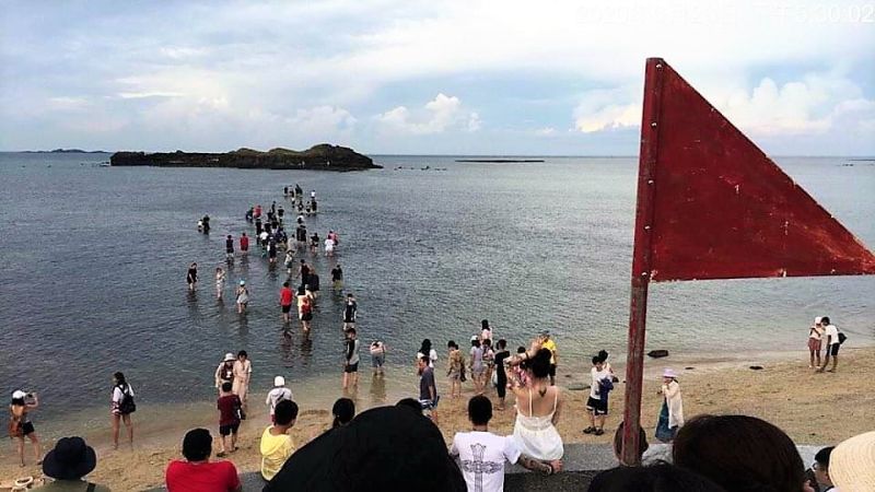 ▲有10多位「年輕觀光客」無視摩西分海紅旗警告執意下海,結果漲潮水位急速上升,由於這些人距岸邊已超過100公尺,當地派出所獲報立即到場警戒支援,才讓他們保住小命。(翻攝自臉書沿著菊島旅行資訊網)
