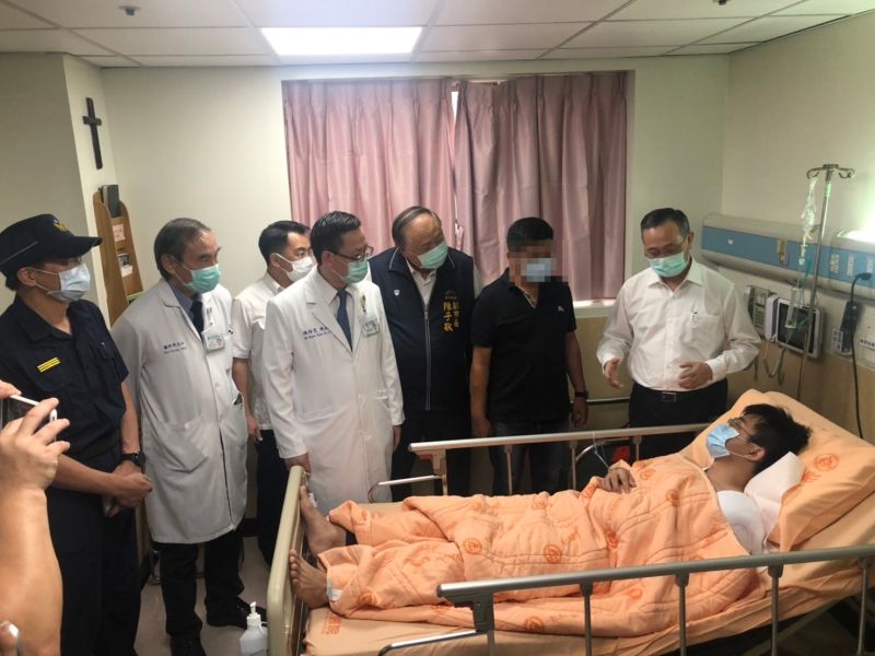 ▲警政署長陳家欽下午到彰基探視受傷員警。(圖/記者陳雅芳翻攝,2020.06.28)