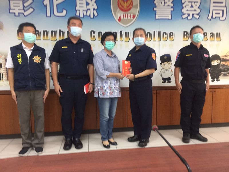 ▲彰化縣長王惠美到彰化縣警局頒獎表揚追捕嫌犯有功的台中市與彰化縣員警。(圖/記者陳雅芳翻攝,2020.06.28)