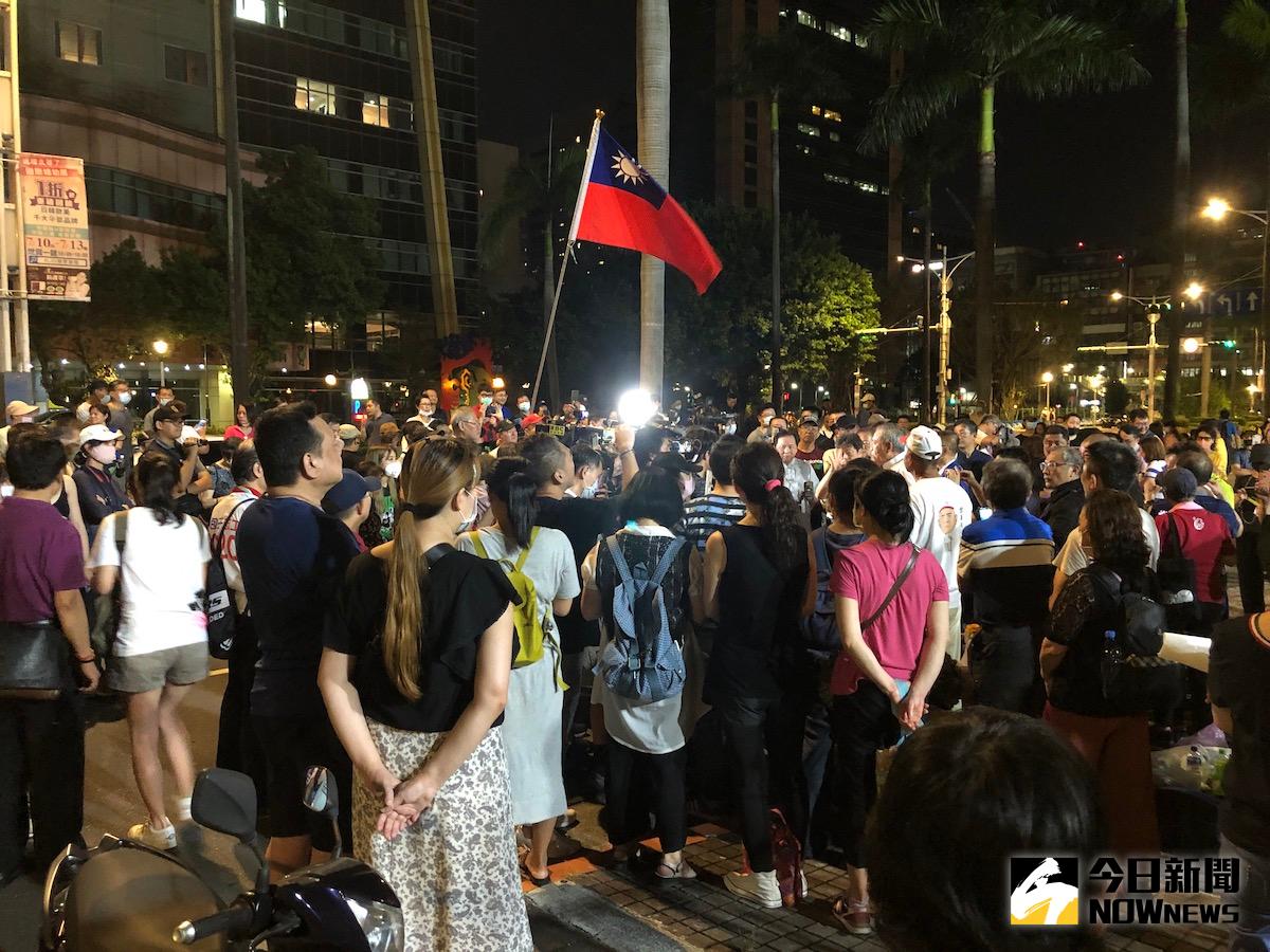 ▲國民黨立委因不滿監察院長提名，今（ 28 ）日下午 4 時衝進立法院佔領議會，支持者「杏仁哥」吳育全也在網路上號召民眾到立法院聲援，晚間已有 1 百多人聚集在立法院大門、中山南路慢車道，揚言要徹夜抗議。（圖／NOWnews資料圖片）