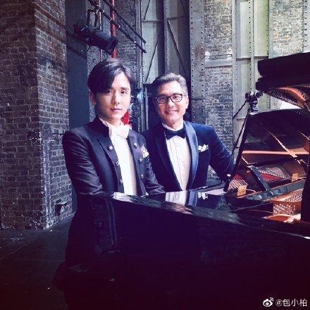 ▲ 包小柏客串演出張新成（左）名鋼琴家父親「李亞哲」。（圖 / 翻攝包小柏微博）