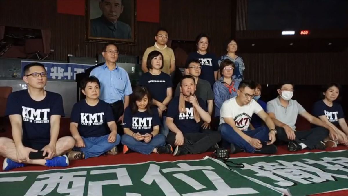 ▲國民黨立院黨團深夜開直播表示，外界質疑國民黨為何不循民主方式解決歧見，但事實上是國民黨不願陪民進黨演戲。（圖／翻攝自國民黨立院黨團臉書專頁）