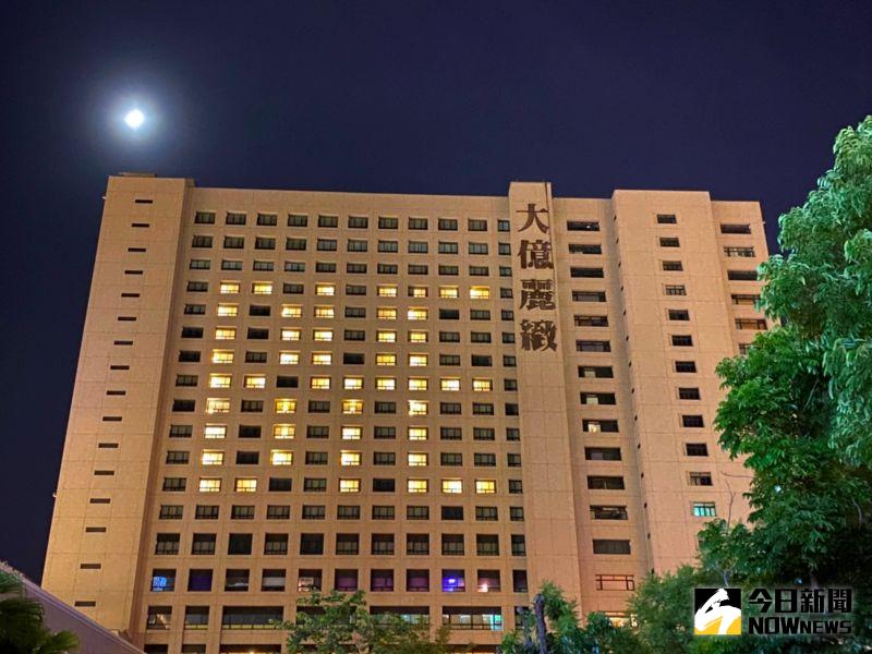 ▲台南大億麗緻酒店28日晚正式熄燈，酒店以房間間隔亮燈排出「BYE」，向大家道別。