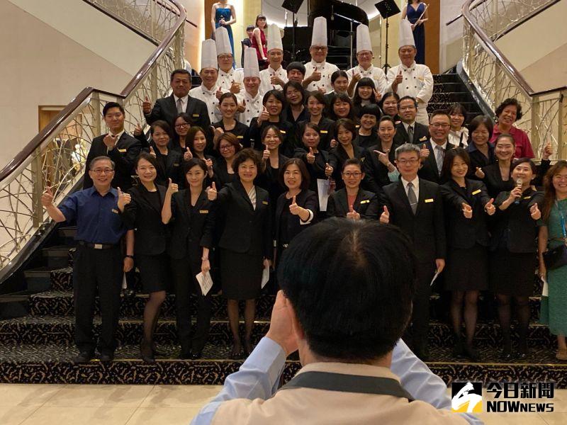 ▲台南市長黃偉哲難得拿起相機,幫所有員工拍照留念。(圖/記者陳聖璋攝,2020.06.28)