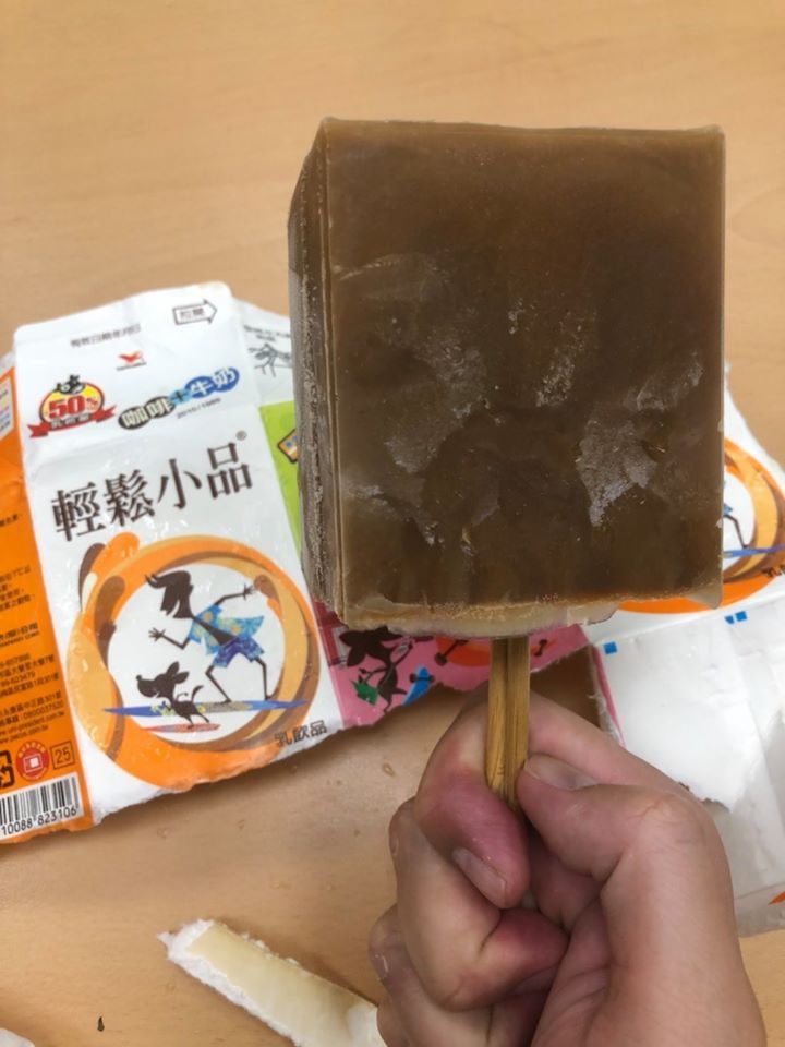 ▲將外盒包裝全撕開,就可取出一整支完整冰棒了。(圖/翻攝自我愛全聯-好物老實說)