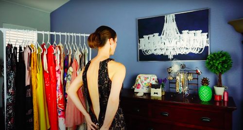 對於很多女生來說,數件上鏡的洋裝都有拉鍊,而近日一位女網友也分享了如何靠著自己的力量、無需他人快速的將後拉鍊拉起。 ▲對於很多女生來說,數件上鏡的洋裝都有拉鍊,而近日一位女網友也分享了如何靠著自己的力量、無需他人快速的將後拉鍊拉起。