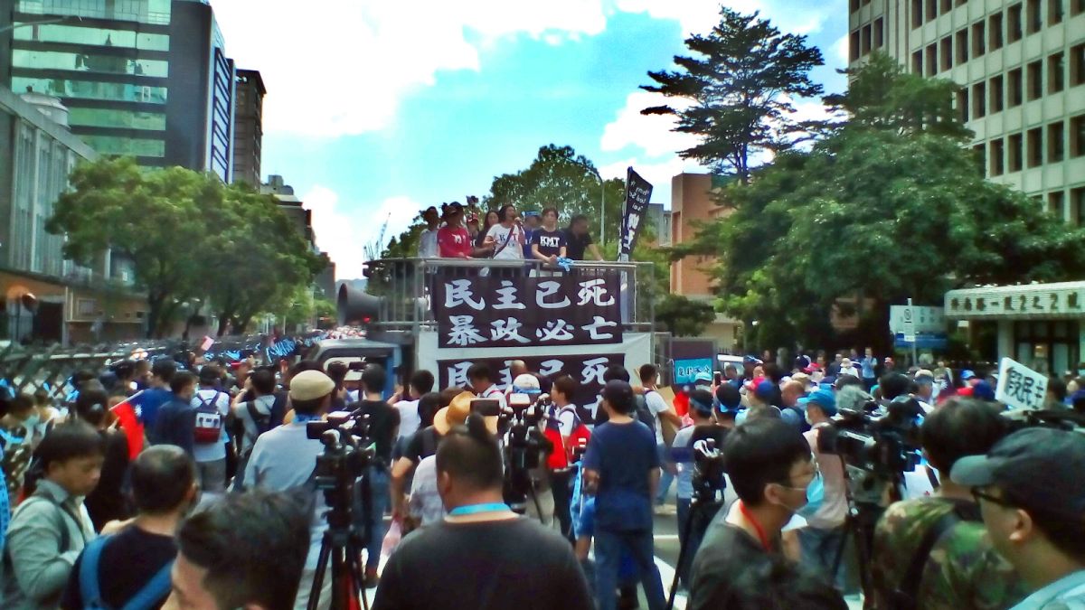 ▲國民黨中央29日在立法院群賢樓外回應總統府並發表四點聲明。（圖 / 記者陳弘志攝）