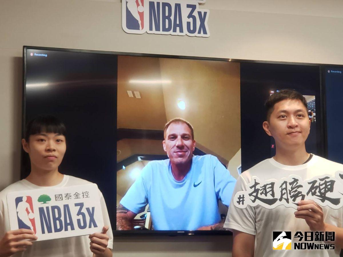 ▲NBA球星Jason Williams（中）和去年拿下國泰NBA3x冠軍的國泰女籃成員戴宜庭（左）及曾拿下三屆國泰NBA3x冠軍的吳宏政（右）合影。（圖／黃建霖攝）
