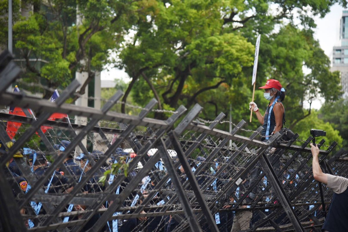 ▲國民黨在立法院內抗爭監察委員人選，場外也聚集了相當多支持者。（圖／記者呂炯昌攝）