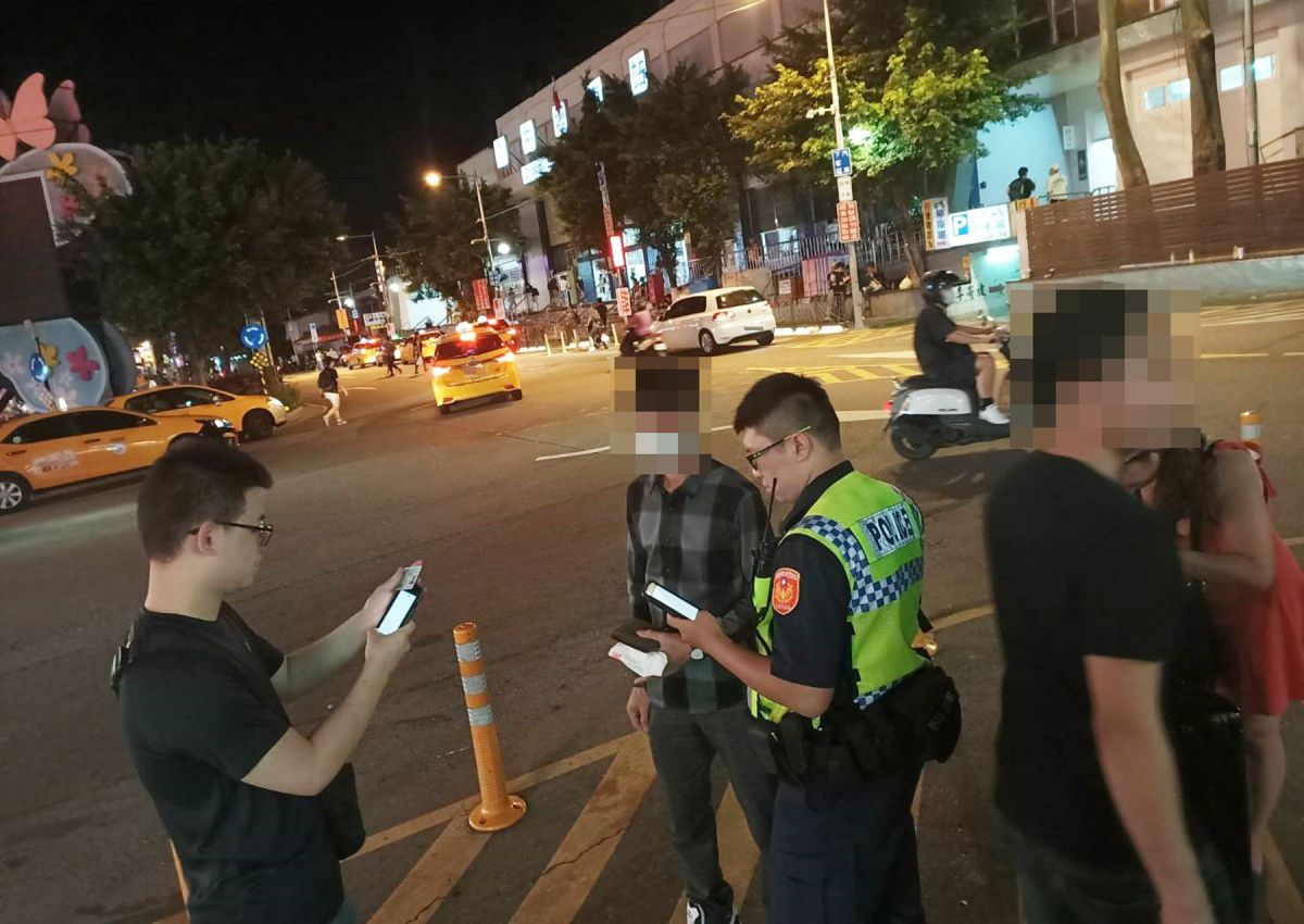 ▲27日晚間一位母親帶著3歲的小女兒準備在中壢火車站搭車，卻在車站門口遭到一名男子，嘴對嘴的強吻一下，隨後逃逸消失在人群中。（圖／中壢分局提供）