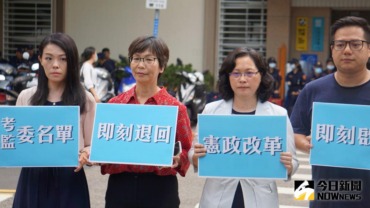 ▲台灣民眾黨在黨團辦公室外掛布條，要求即刻憲改、退回考監委名單。（圖／記者呂炯昌攝.2020.06.29）