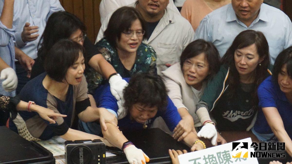 ▲國民黨團28日突襲佔領立院，並上演全武行。（圖／記者呂烱昌攝）