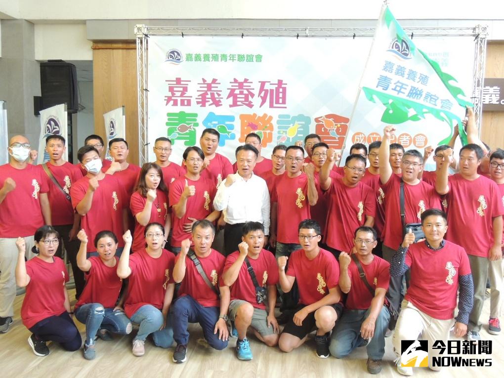 ▲西部縣市第一支養殖青年組織由嘉義縣長翁章梁授旗成軍，勉勵養殖青年展現活力為水產打出一片天。(圖／記者任禮清攝2020.6.29)