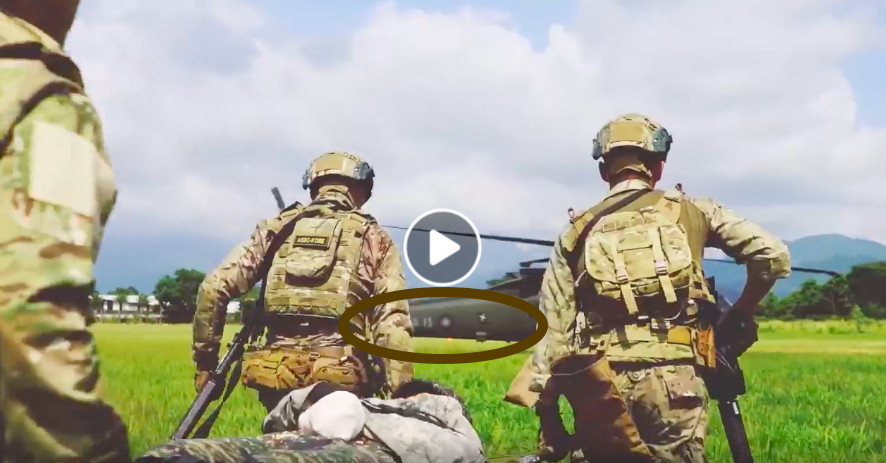 ▲美軍特戰第一總隊去年公布「EXCELLENCE」（卓越）部隊形象一片，片中黑鷹直升機尾桁上出出現「陸軍」與國徽（黑圈處），顯示美軍曾在台演訓。（圖／）