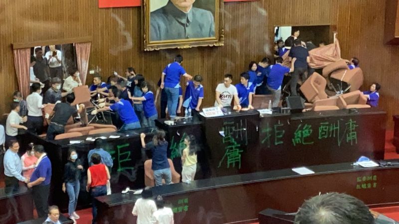 ▲國民黨立委以鐵鍊及沙發椅將立院通道堵住。(圖/記者呂炯昌攝)