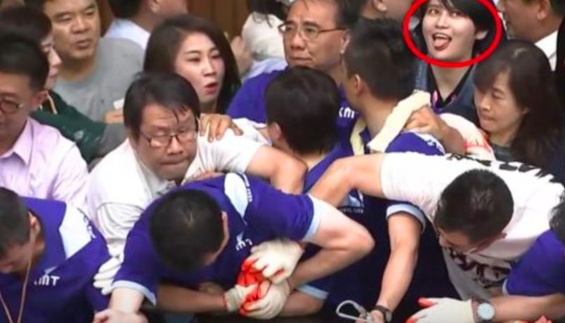 ▲網友看直播卻發現賴品妤臉部表情俏皮。(圖/翻攝PTT)